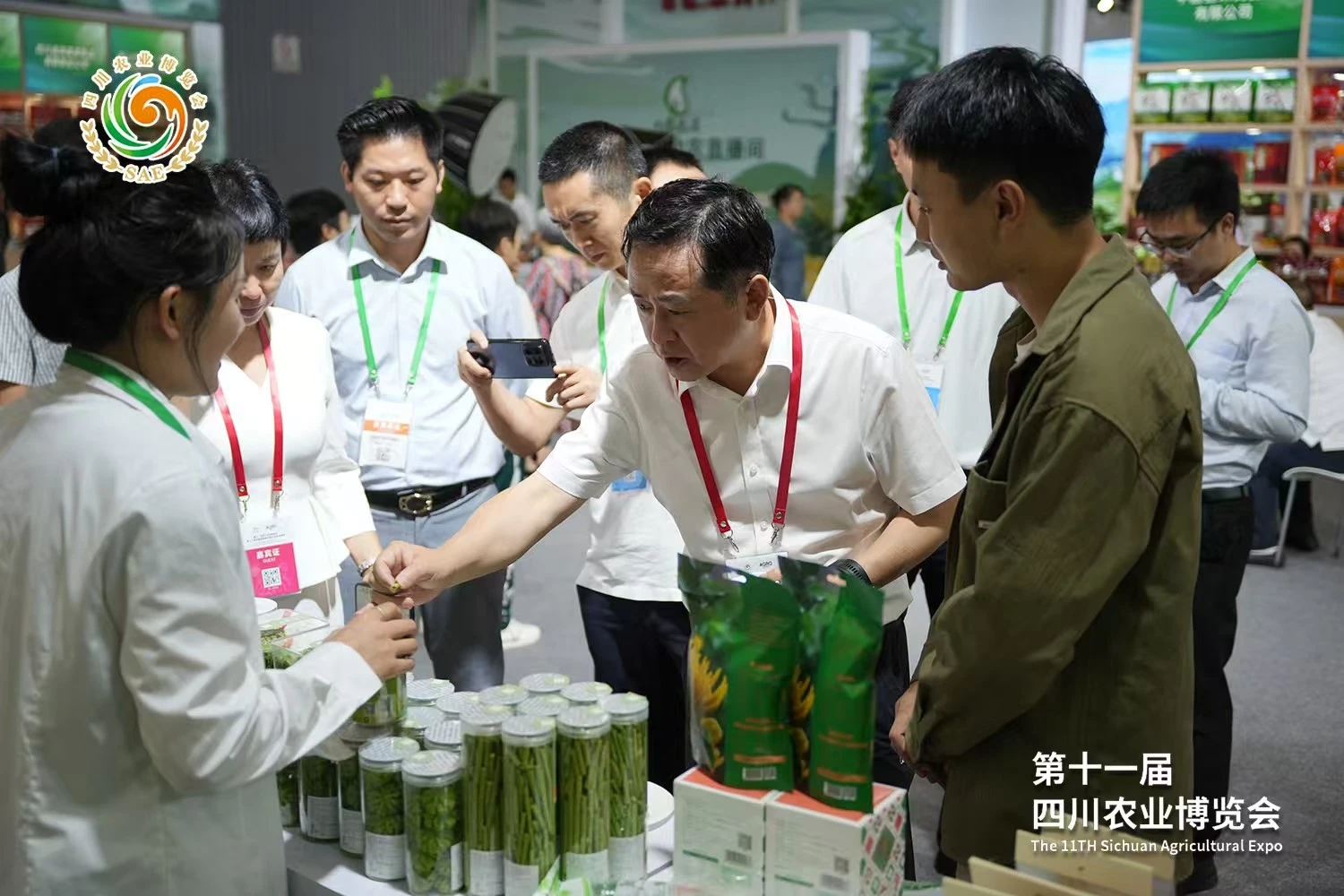 huas-tea-team-at-trade-show-booth